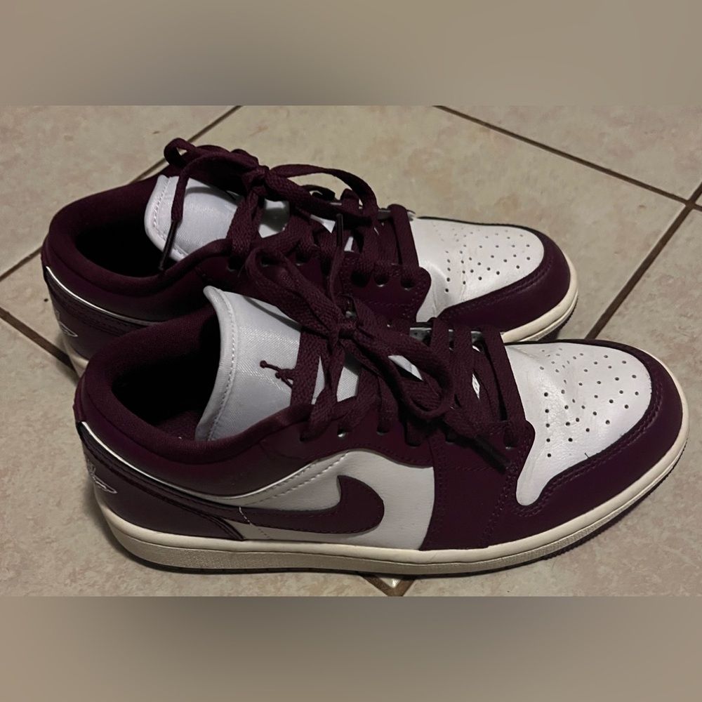 Ladies Nike shoes!
Worn once!
Size 7 1/2